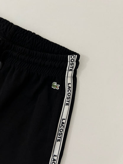 Lacoste Crni Šorc sa Text Vertical Printom