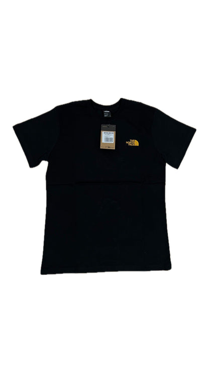 The North Face Crna Majica sa Zlatnim Logom i Planinskim Printom na Leđima