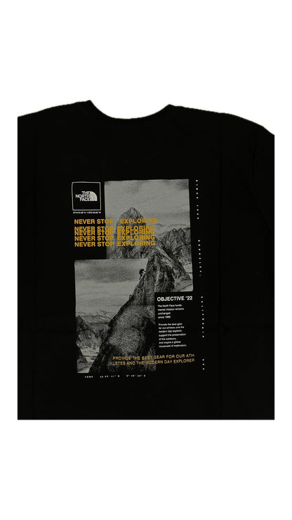 The North Face Crna Majica sa Zlatnim Logom i Planinskim Printom na Leđima