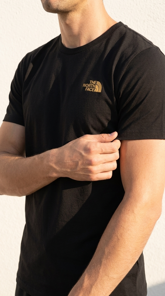 The North Face crna majica sa zlatnim logom - model